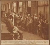 873800 Afbeelding van het bezoek van Sinterklaas aan de kinderen van de buurtvereniging Paulus van Vianenstraat te Utrecht.